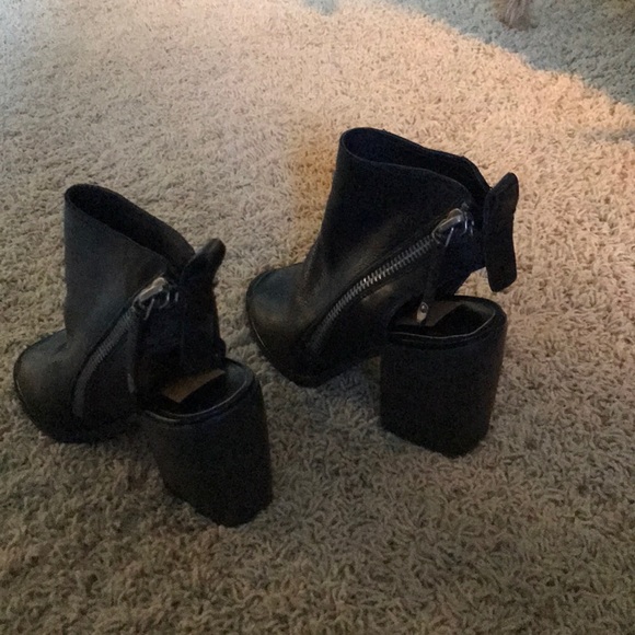 Heels - Picture 3 of 3